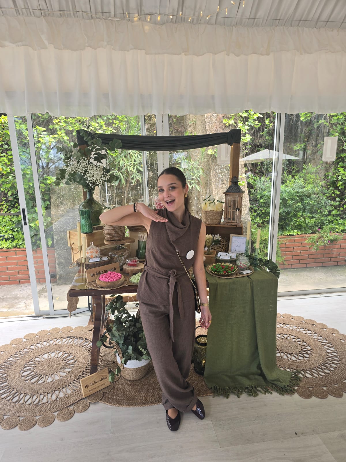 Claudia decorando una boda